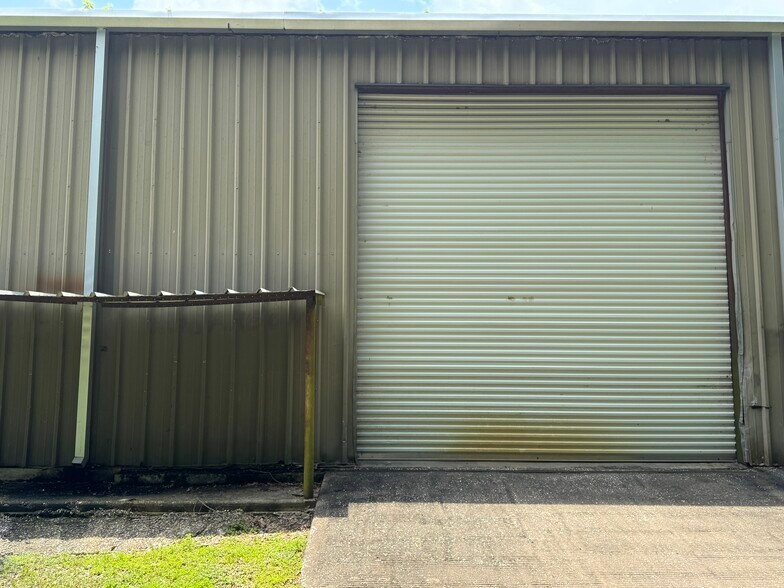 More Photos Of 1208 S Chestnut St, Lufkin Showroom For Sale