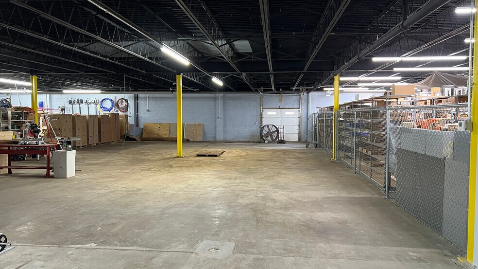More Photos Of 224 N Stewart Ave, Springfield Warehouse For Lease