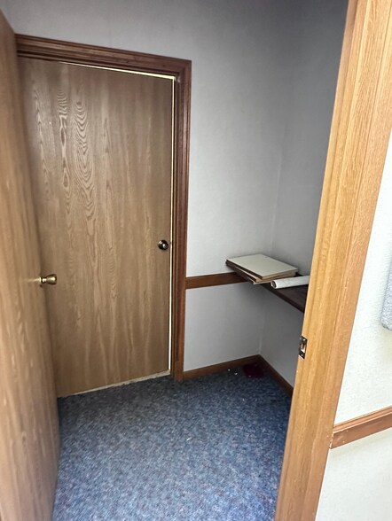 More Photos Of 1660-1728 Valley Loop Rd, Springfield Storefront Retail Office For Lease