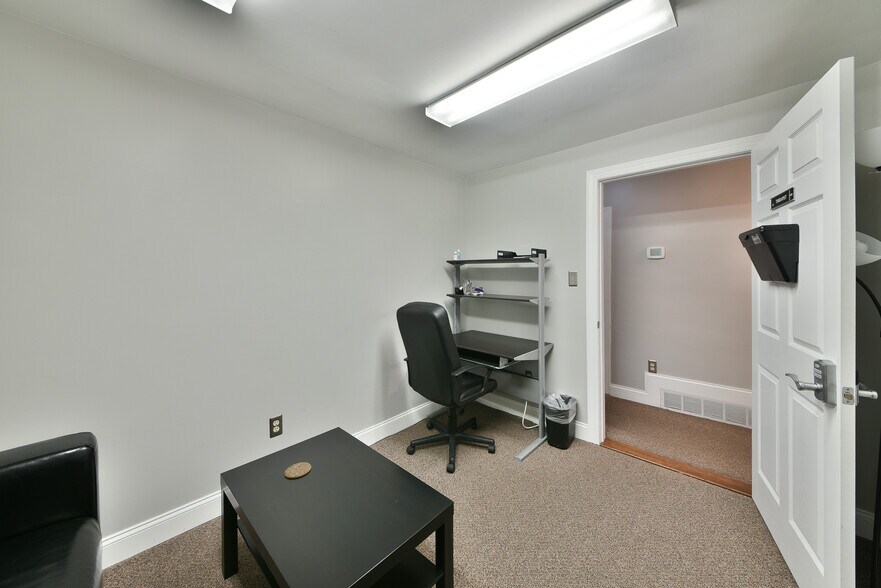 More Photos Of 12 E Mill Rd, Flourtown Medical For Lease