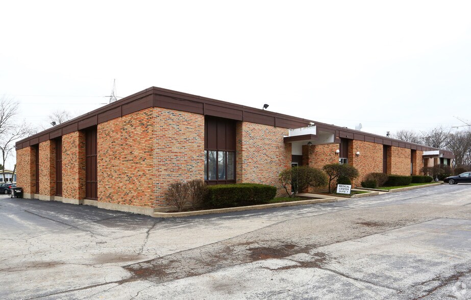 More Photos Of 110 S River Rd, Des Plaines Warehouse For Lease
