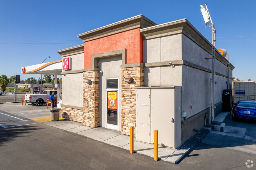 Primary Photo Of 1395 W Blaine St, Riverside Service Station For Sale