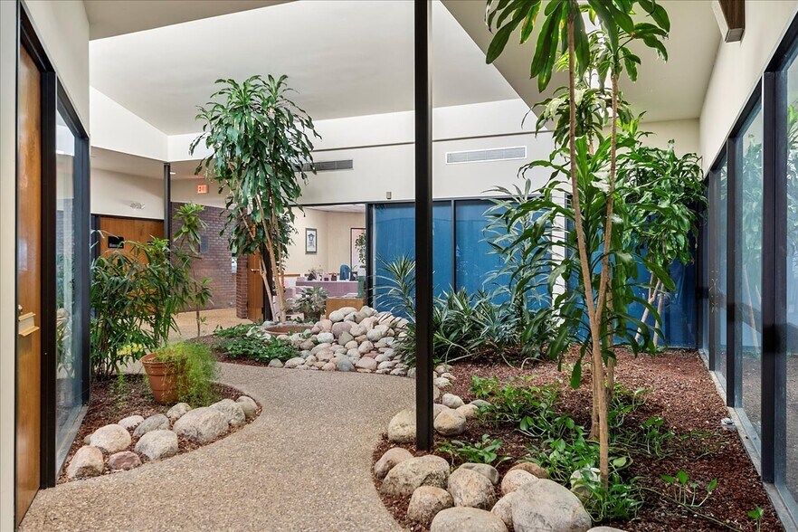 More Photos Of 40 Adloff Ln, Springfield Medical For Lease