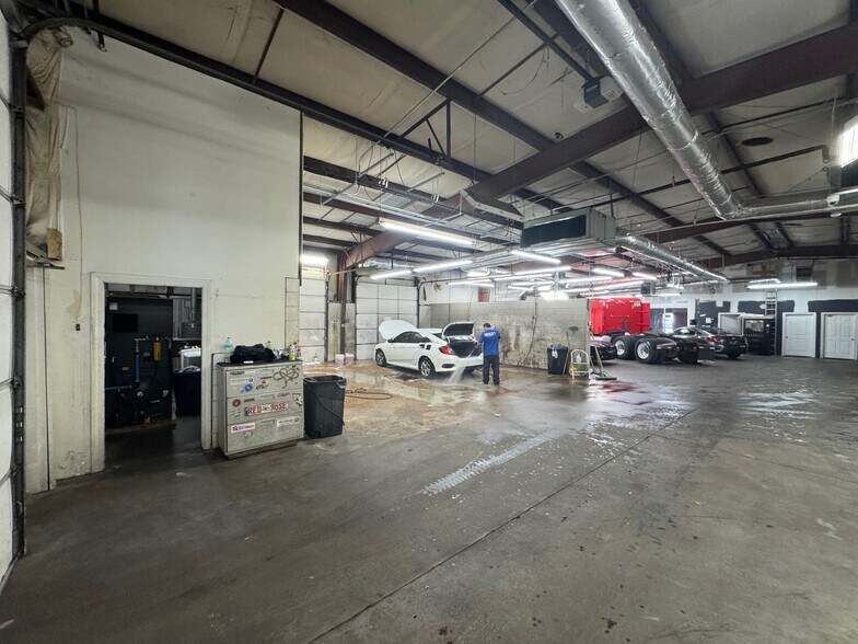More Photos Of 2370 Covington Cv, Memphis Auto Repair For Lease