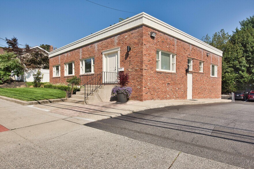 More Photos Of 121 Pulaski Rd, Kings Park Office For Sale