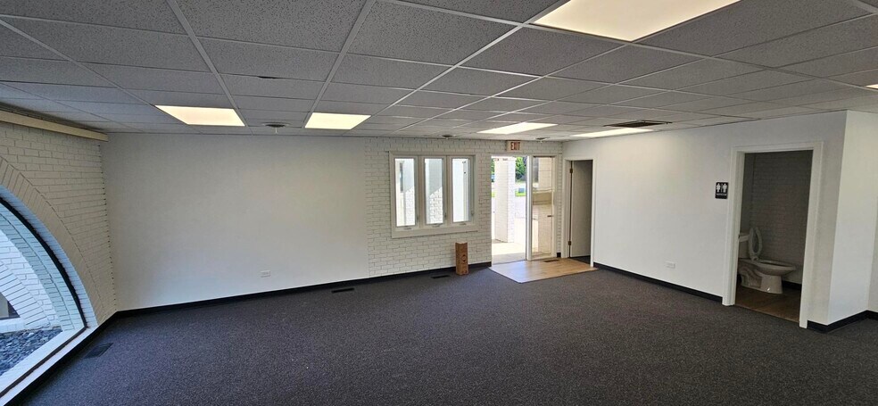 More Photos Of 310-340 Melvin, Northbrook Industrial For Lease