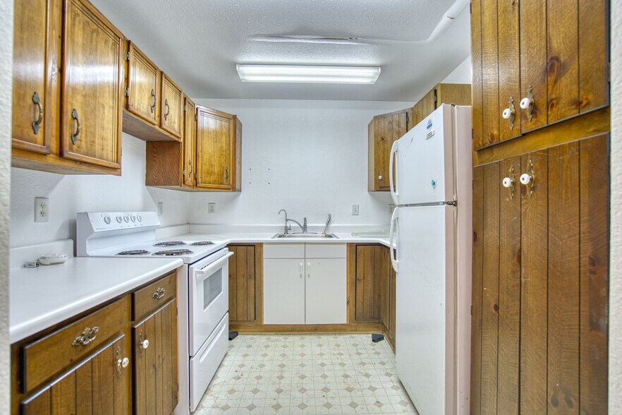 More Photos Of 424 Main St, Lyons Storefront For Sale