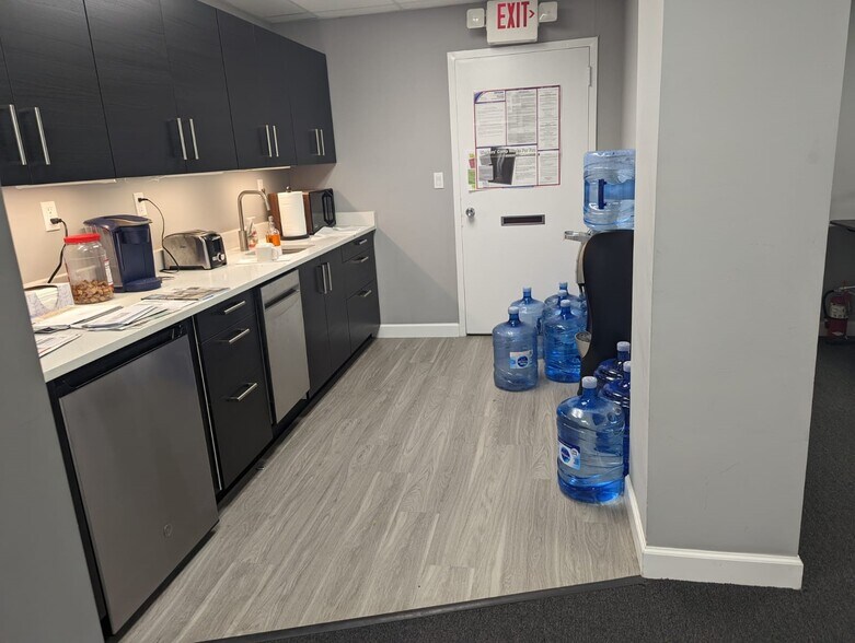 More Photos Of 2131 Hollywood Blvd, Hollywood Office Residential For Lease