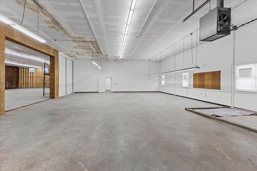 More Photos Of 3509 W Market St, Johnson City Warehouse For Lease