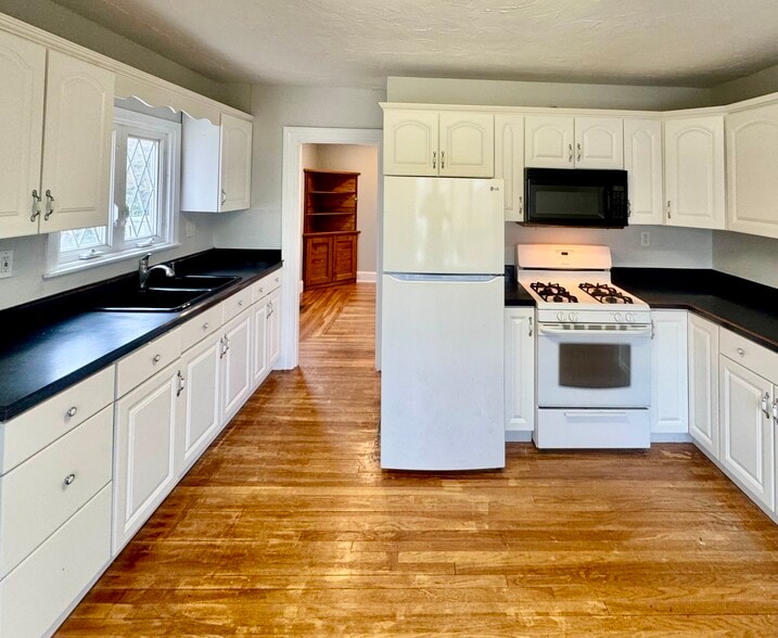 More Photos Of 110 Main St, Kingston Office For Sale