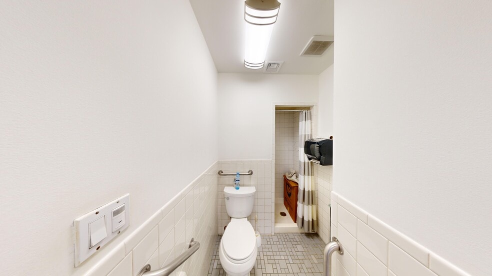 More Photos Of 194 Nassau Ave, Brooklyn Storefront Retail Office For Lease