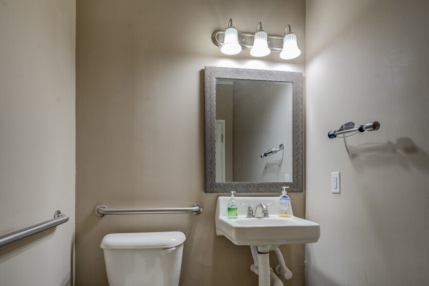 More Photos Of 1806 Over Lake Dr SE, Conyers Office For Sale