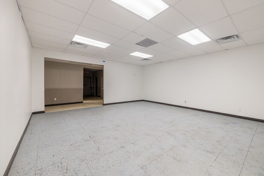 More Photos Of 32600 John R Rd, Madison Heights Freestanding For Lease