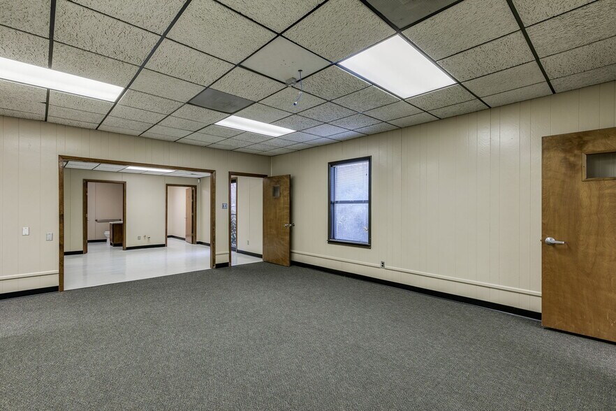 More Photos Of 602 W 12th St, Taylor Office For Lease