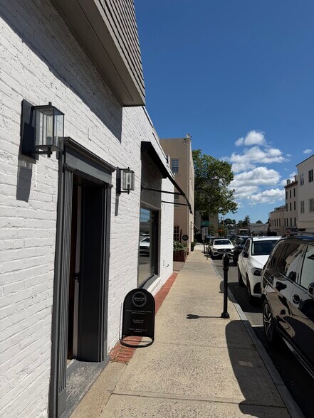 More Photos Of 5 Lewis Ct, Greenwich Freestanding For Lease
