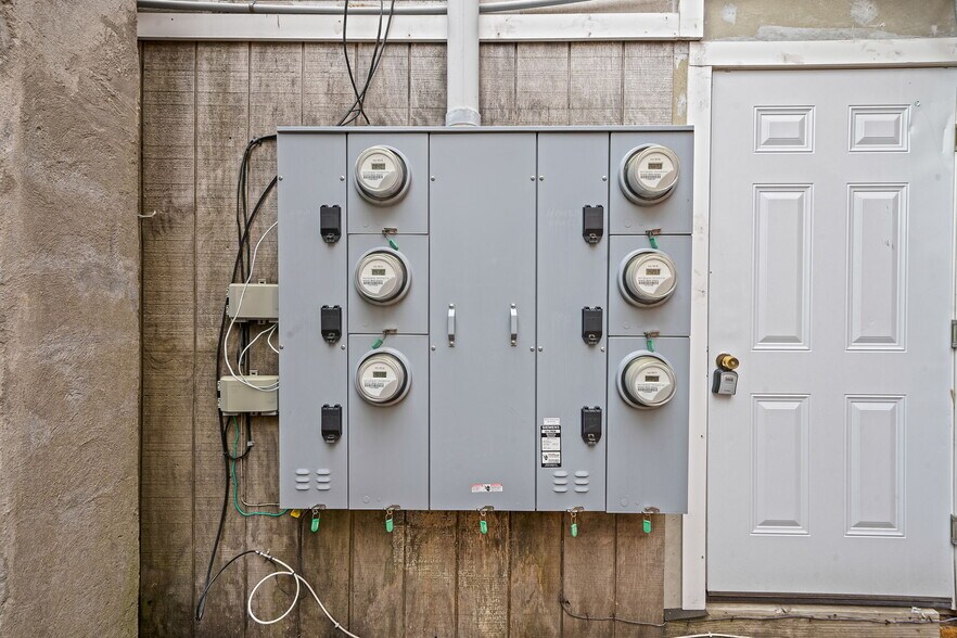 More Photos Of 136-138 Main St, Greenport Storefront Retail Residential For Sale