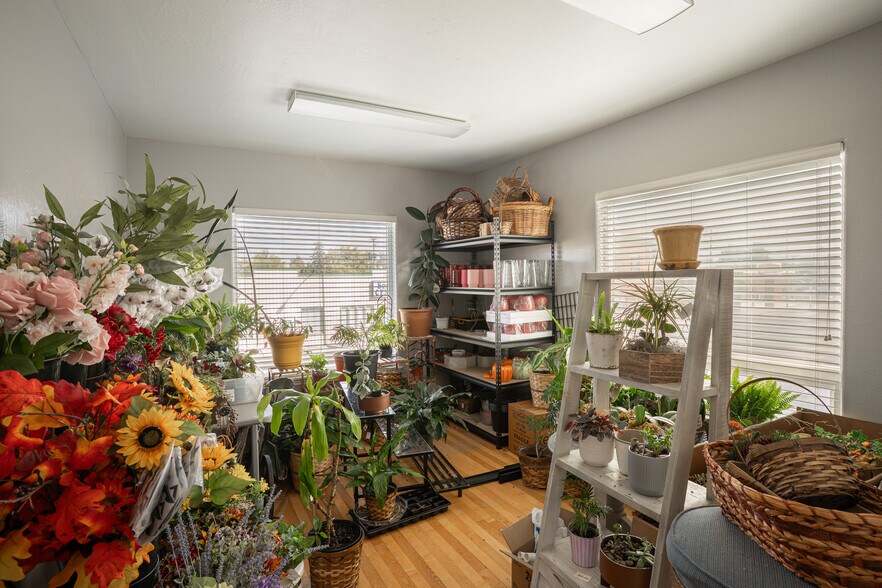 More Photos Of 319 Main St N, Kimberly Warehouse For Sale