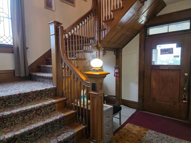 More Photos Of 219 E Lawrence Ave, Charlotte Office For Sale