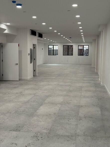 More Photos Of 3065 Brighton 6th St, Brooklyn Office For Lease