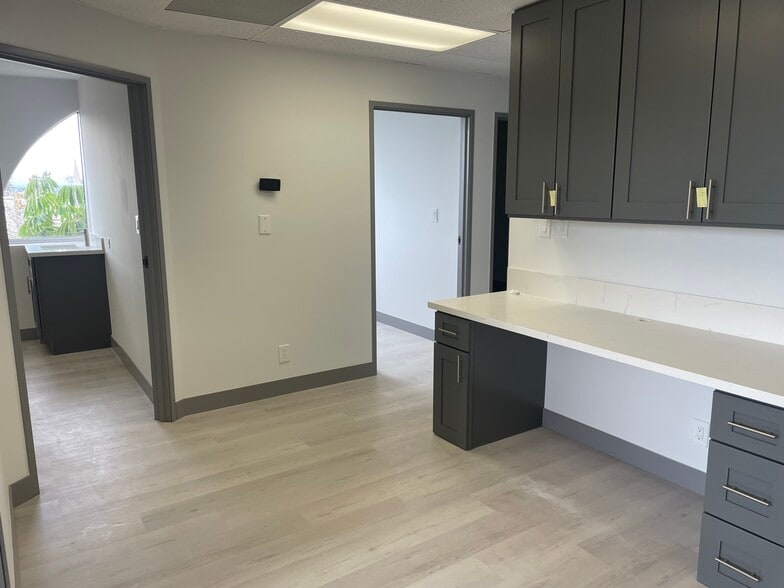 More Photos Of 900 S Main St, Corona Medical For Lease