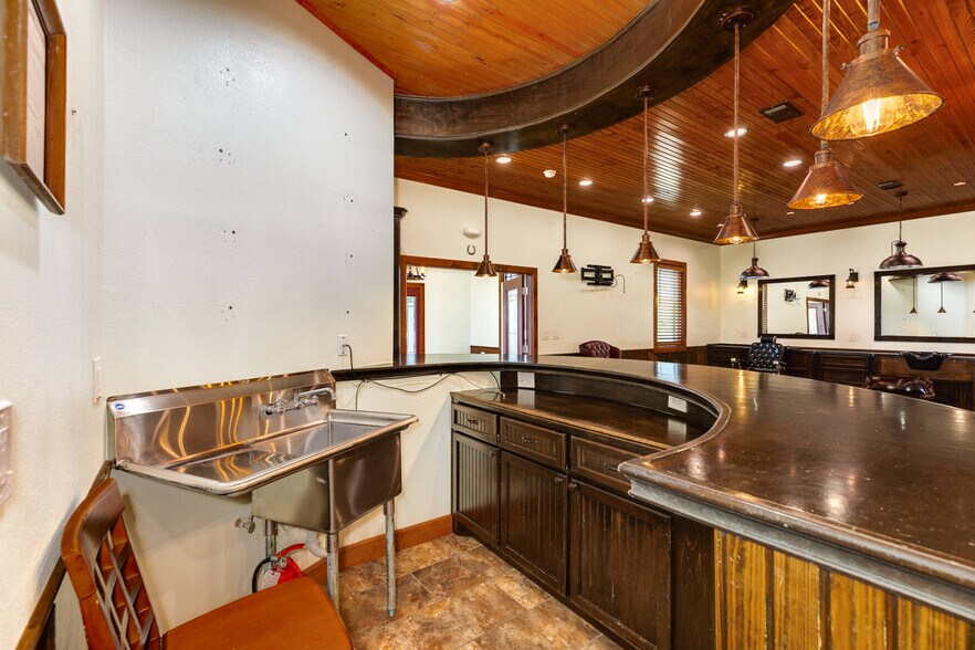 More Photos Of 1228 E Mulberry St, Angleton Bar For Sale