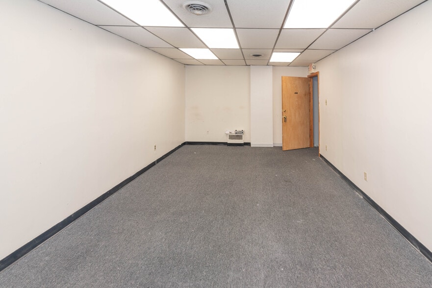 More Photos Of 5900 York Rd, Baltimore Storefront Retail Office For Sale