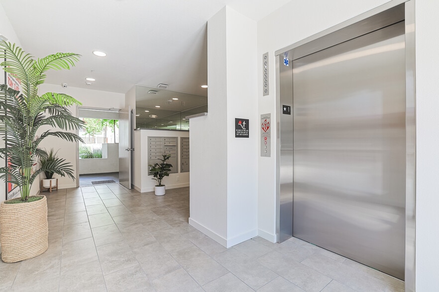 More Photos Of 10555 Bloomfield St, Toluca Lake Apartments For Sale