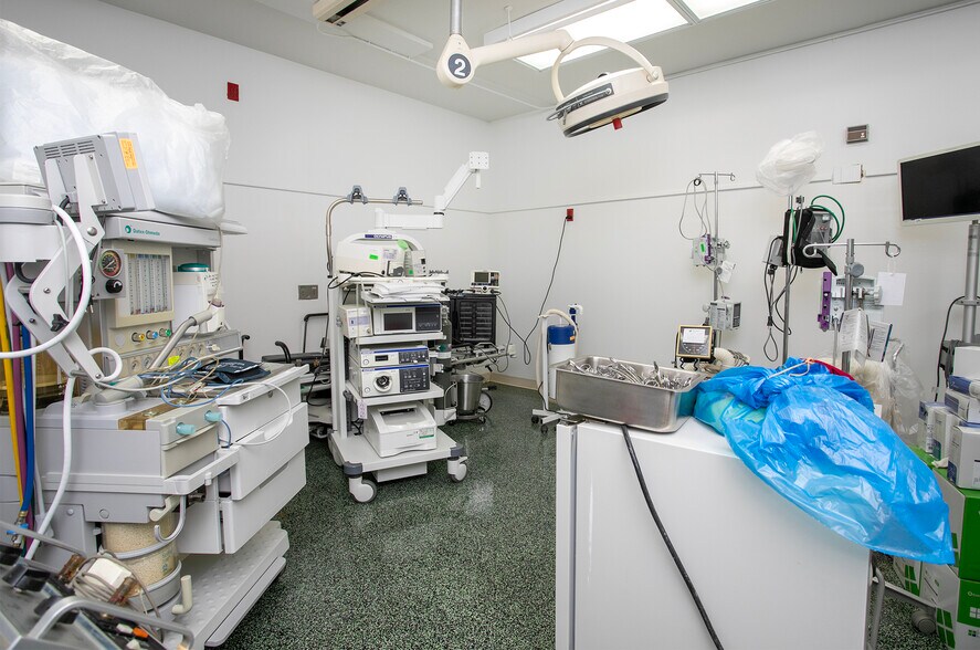 More Photos Of 707 N Waldrip St, Grand Saline Hospital For Lease