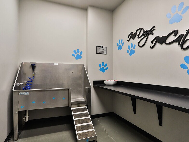 More Photos Of 1520 S 5th St, Saint Charles Unknown For Lease