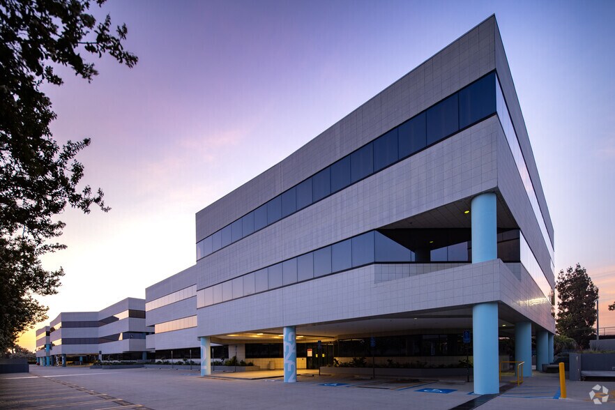 More Photos Of 6345 Balboa Blvd, Encino Unknown For Lease