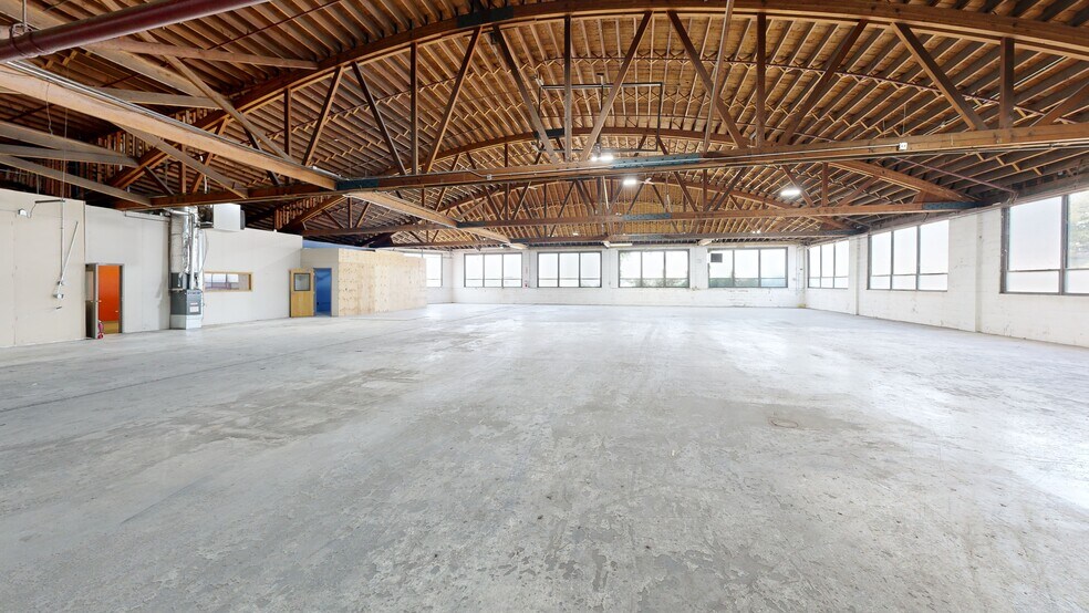 More Photos Of 920 Cedar Ave, St Charles Light Distribution For Lease