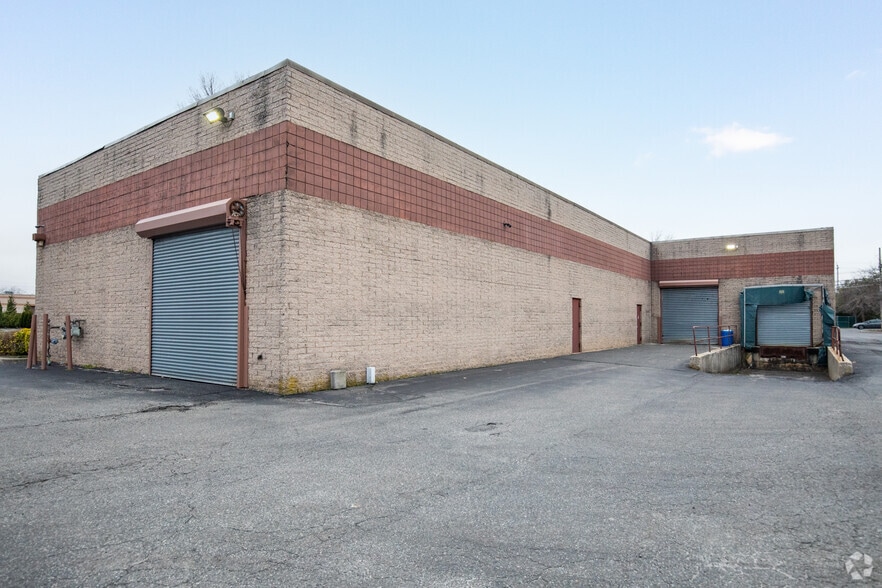 More Photos Of 1550 Smithtown Ave, Bohemia Distribution For Sale