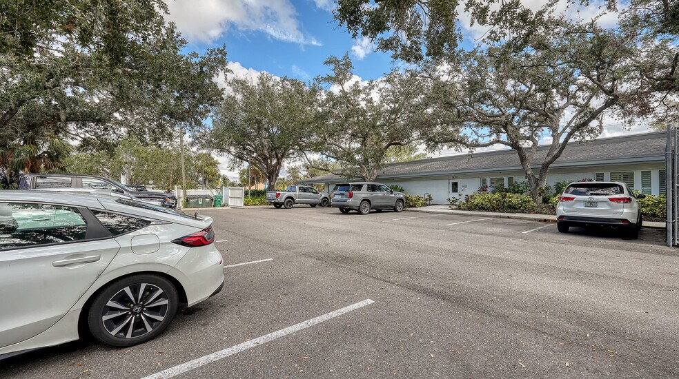 More Photos Of 1630 S Tuttle Ave, Sarasota Medical For Sale