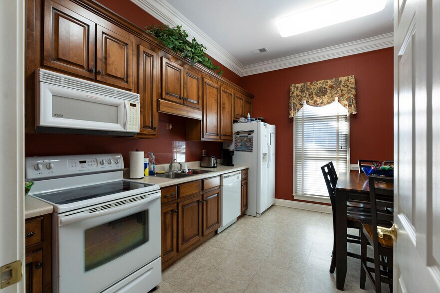 More Photos Of 1300 E Main St, Cartersville Medical For Sale