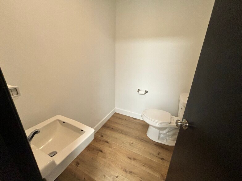 More Photos Of 2185 Liberty St NE, Salem Medical For Lease