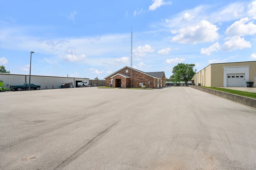 More Photos Of 250 Crossfield Dr, Versailles Industrial For Lease