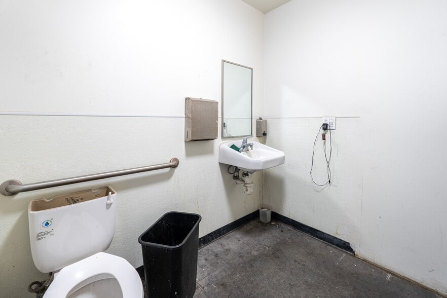 More Photos Of 5261-5265 E Washington Blvd, Commerce Warehouse For Sale