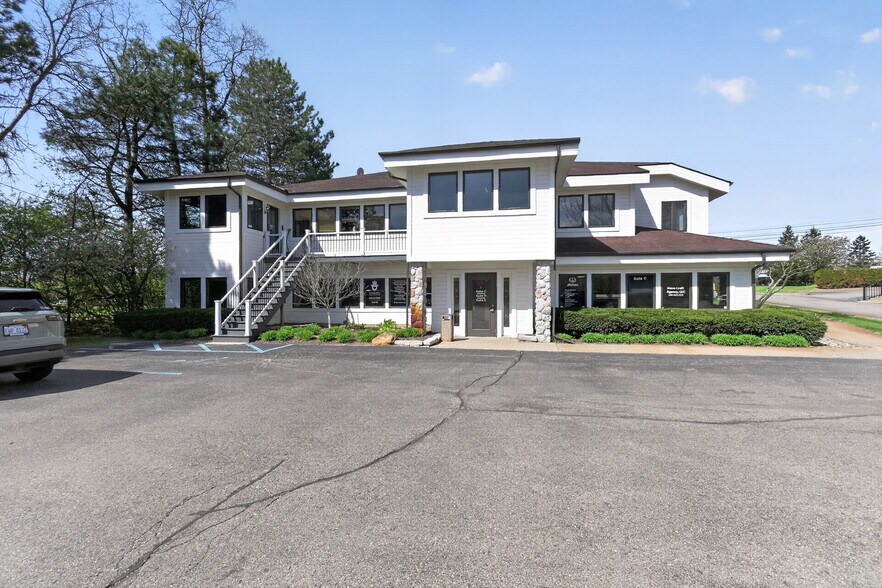 More Photos Of 6300 Sashabaw Rd, Village of Clarkston Storefront For Lease