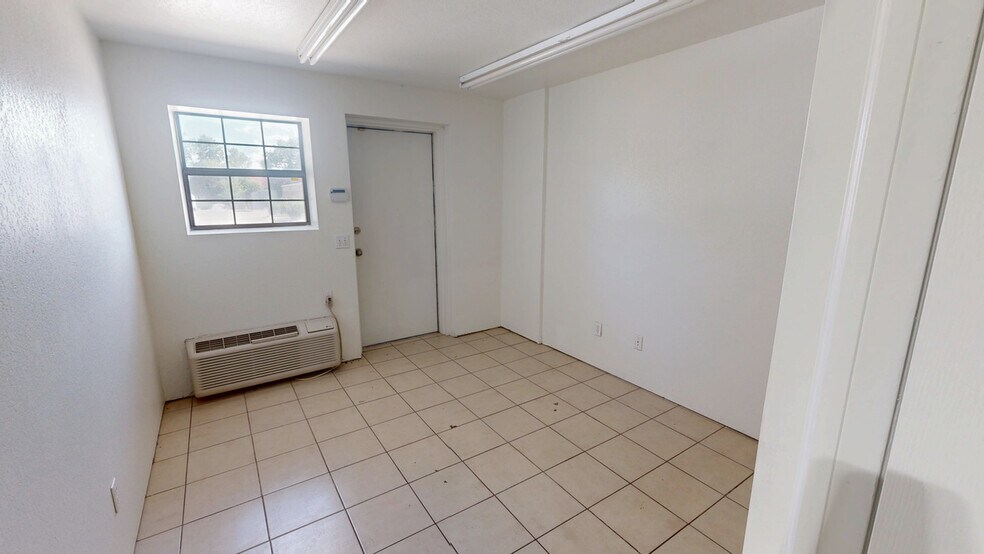 More Photos Of 1601-1623 Acorn Dr, Rogers Distribution For Lease