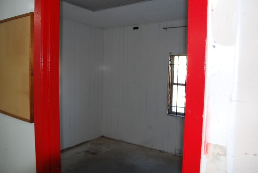 More Photos Of 2510 Mitchell St, Knoxville Light Manufacturing For Lease