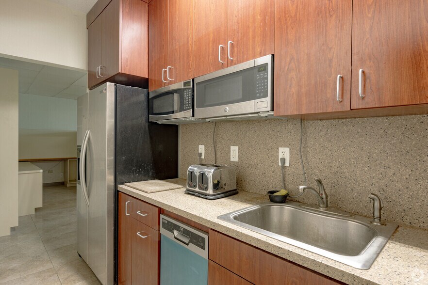 More Photos Of 750 NW 57th Ct, Fort Lauderdale Manufacturing For Sale