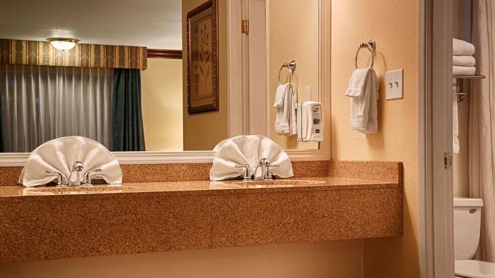 More Photos Of 760 NW Garden Valley Blvd, Roseburg Hotel For Sale