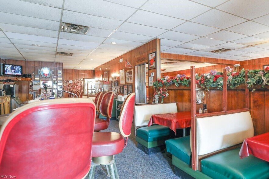 More Photos Of 387 S Broadway Ave, Salem Restaurant For Sale
