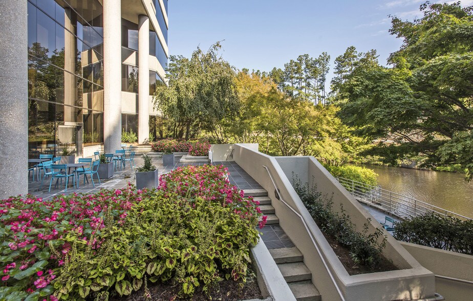 More Photos Of 500 Northridge Rd, Atlanta Office For Lease