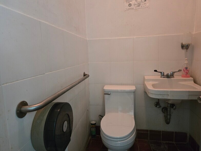 More Photos Of 29 Glen St, Glen Cove Storefront Retail Office For Lease