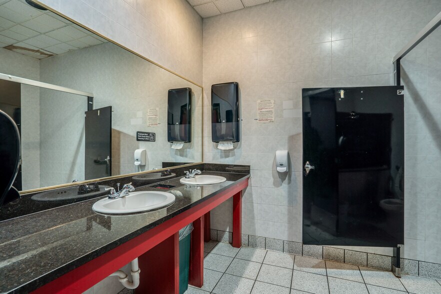 More Photos Of 4516 Maplewood Ave, Wichita Falls General Retail For Sale