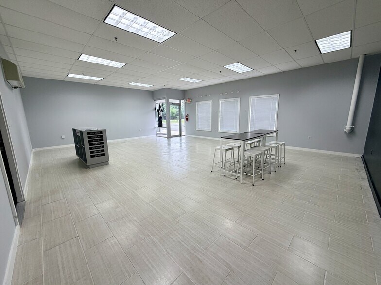 More Photos Of 22821 Silverbrook Center Dr, Sterling Showroom For Lease