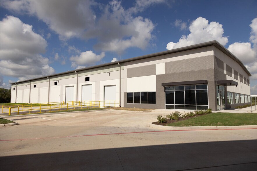 More Photos Of 0 N Main St, Pearland Distribution For Sale