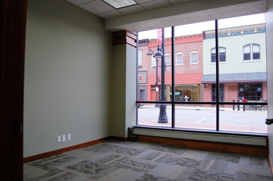 More Photos Of 222 E Main St, Belleville Office For Lease
