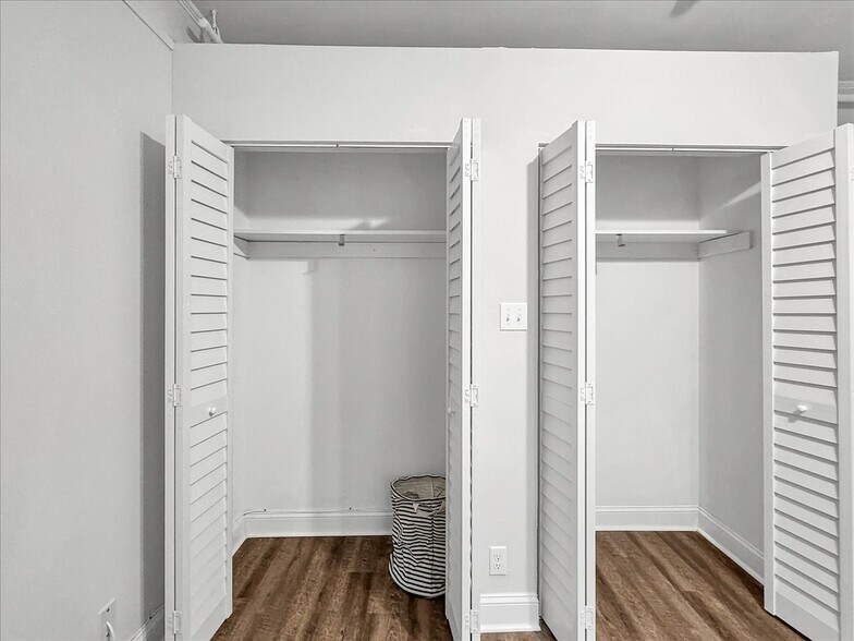 More Photos Of 1007 W Wright St, Pensacola Specialty For Sale